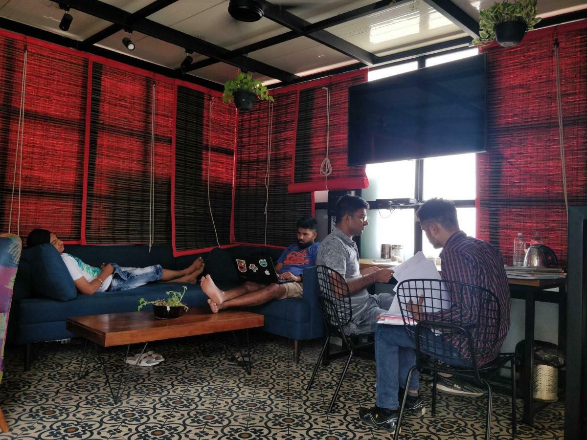 Madpackers Delhi West Hostel นิวเดลี ภายนอก รูปภาพ